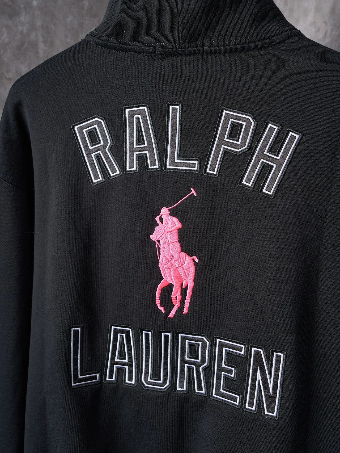 P430 Actual auction】Ralph Lauren/Ralph Lauren pink pony logo embroidered zipper half turtleneck sweatshirt [Ready stock] S M L XL custom-made luxury cotton fleece compound, soft and silky, comfortable and skin-friendly. It is based on pure black tones. A touch of pink pony logo embroidery is embellished on the chest, low-key and powerful. The back panel is embellished with the brand letters outlined in ivory white satin intarsia. The pink pony embroidery leaping in the center is the only colorful footnote in this black and white silent film, which coincides with the elegant and uninhibited brand philosophy. Its unique ribbed half-high collar design is sublimated, giving more flexibility and fashion sense to wear, showing taste in silent places, showing elegance and style. Imported machine embroidery technology is used. Advanced computer control system and sophisticated mechanical components are used to realize the pony logo embroidery operation with high precision, smooth and delicate lines, and imported machine appliqué embroidery technology. Use advanced computer control systems and precision mechanical components to realize Ralph Lauren appliqué embroidery operations, showing an embroidery effect with both clarity and three-dimensionality. The fabrics have been washed and have a better hand feel and texture. They are not easy to deform, not easy to shrink, not easy to fade, and maintain long-term beauty and loose fit.